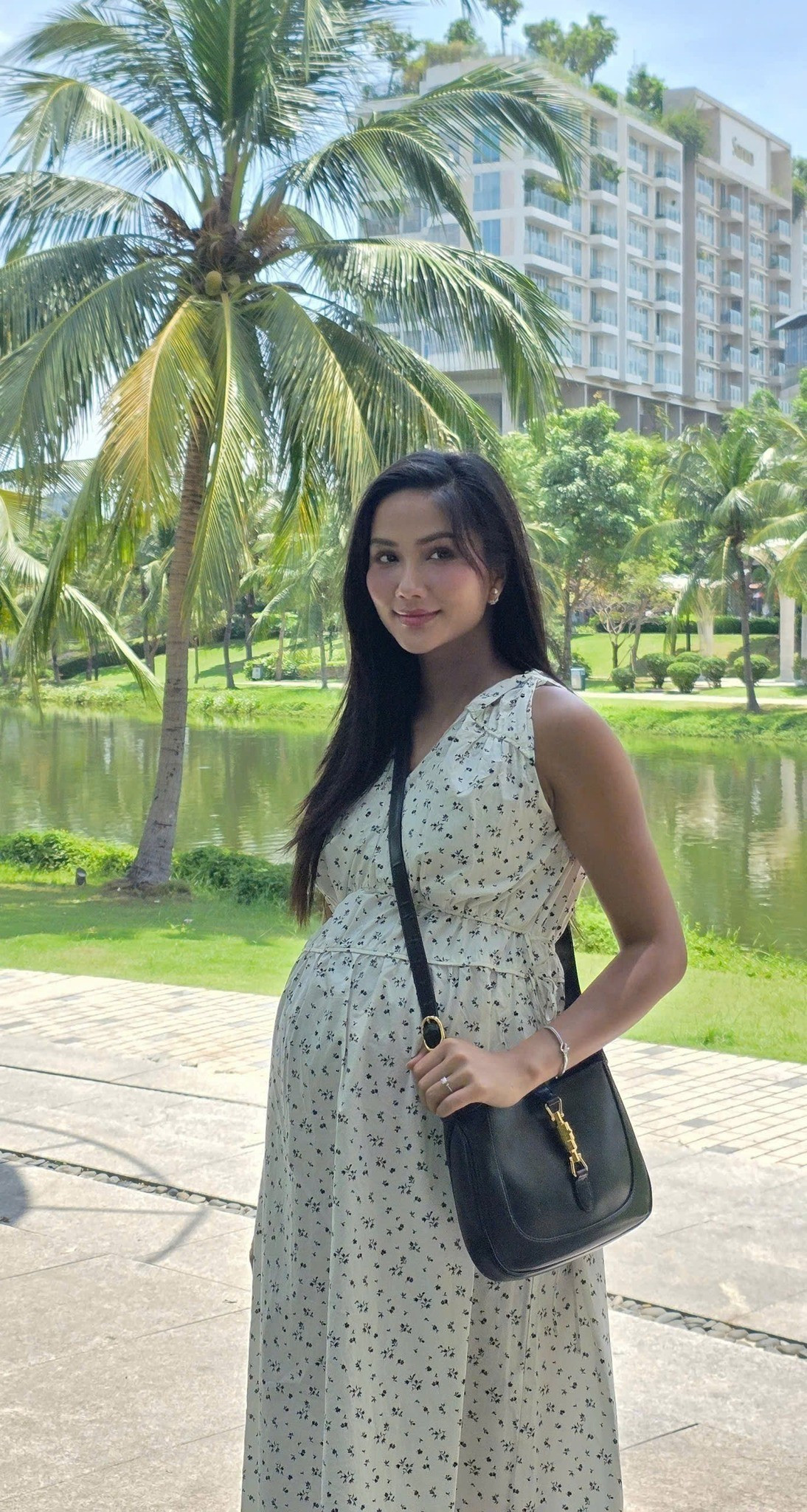 Tin tức sao Việt 11/8: Hoa hậu H'Hen Niê xinh đẹp nhẹ nhàng, bế bụng bầu dạo phố nhân một ngày nắng đẹp. Ảnh: FB H'Hen Niê