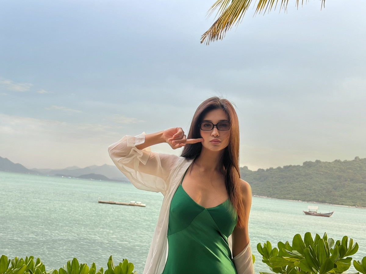 Kim Tuyến diện chiếc đầm lụa mỏng manh đi biển. Ảnh: FB Kim Tuyen