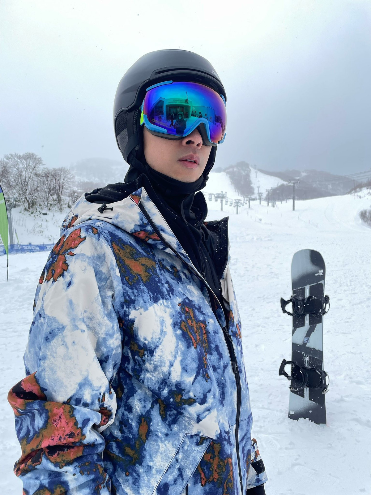 Tại đây, Midu và chồng cùng trải nghiệm trượt tuyết, dạo chơi giữa không gian thiên nhiên yên bình, tận hưởng những giây phút riêng tư hiếm hoi.