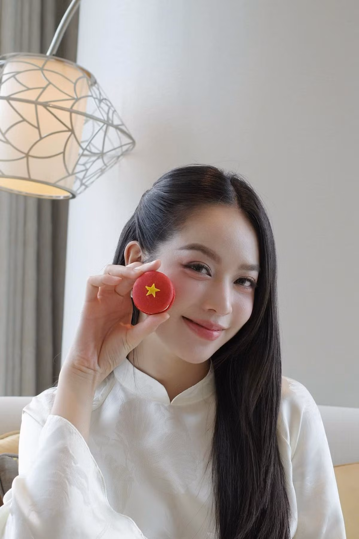 Hoa hậu Thanh Thủy có phụ kiện độc đáo là chiếc bánh "macaron lá cờ" nhỏ xinh. Ảnh: FB Huỳnh Thị Thanh Thủy