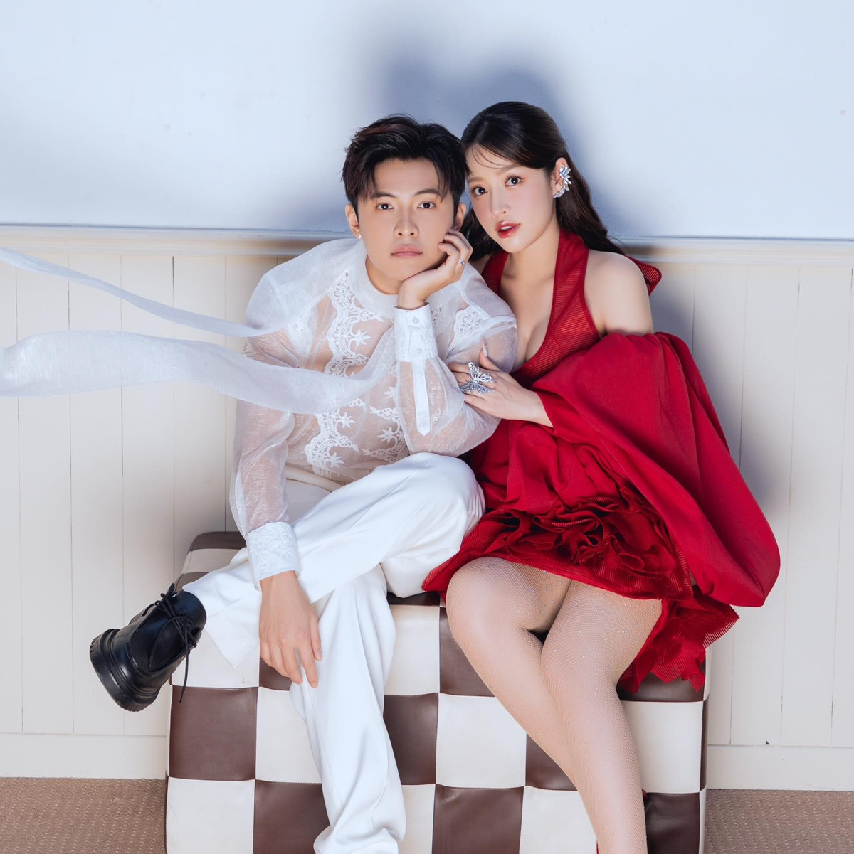 Ngoài thời gian dành cho con, cặp đôi còn cùng nhau thực hiện các clip ghi lại cuộc sống thường nhật, chia sẻ những khoảnh khắc đời thường vui vẻ lên kênh cá nhân.