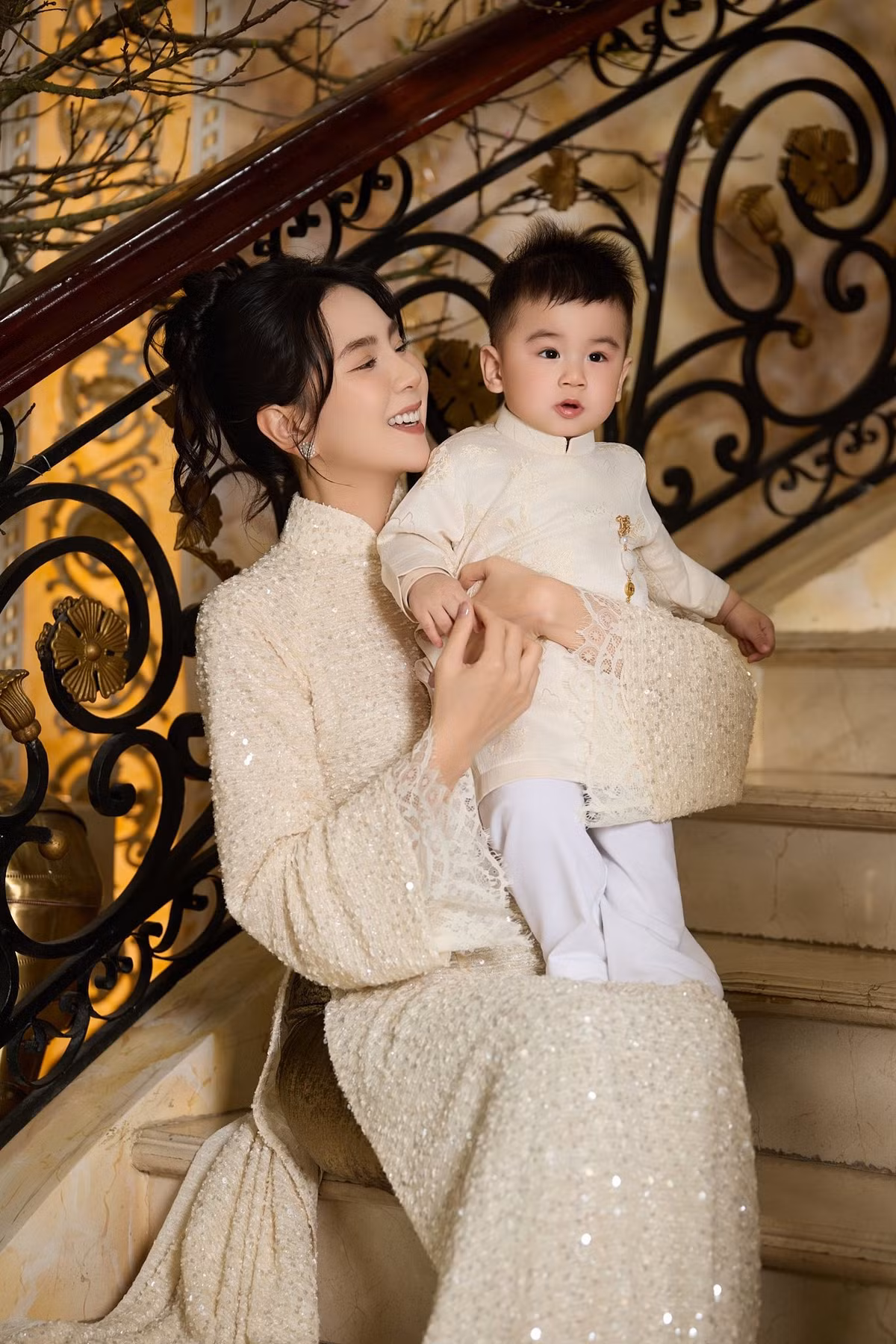 Ban đầu, người đẹp ưu tiên các bài tập nhẹ nhàng như pilates kết hợp đi bộ để phục hồi thể lực. Sau khi cơ thể quen dần với cường độ vận động, cô chuyển sang chạy máy tại nhà và tăng dần các bài tập siết cơ.