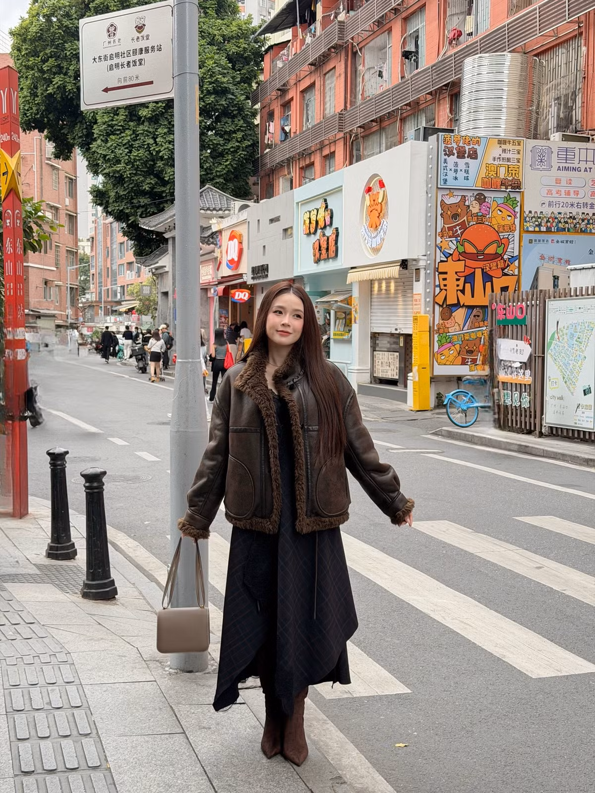 Sam chụp ảnh trên đường phố Quảng Châu nhân dịp sang Trung Quốc công tác. Ảnh: FB Sam