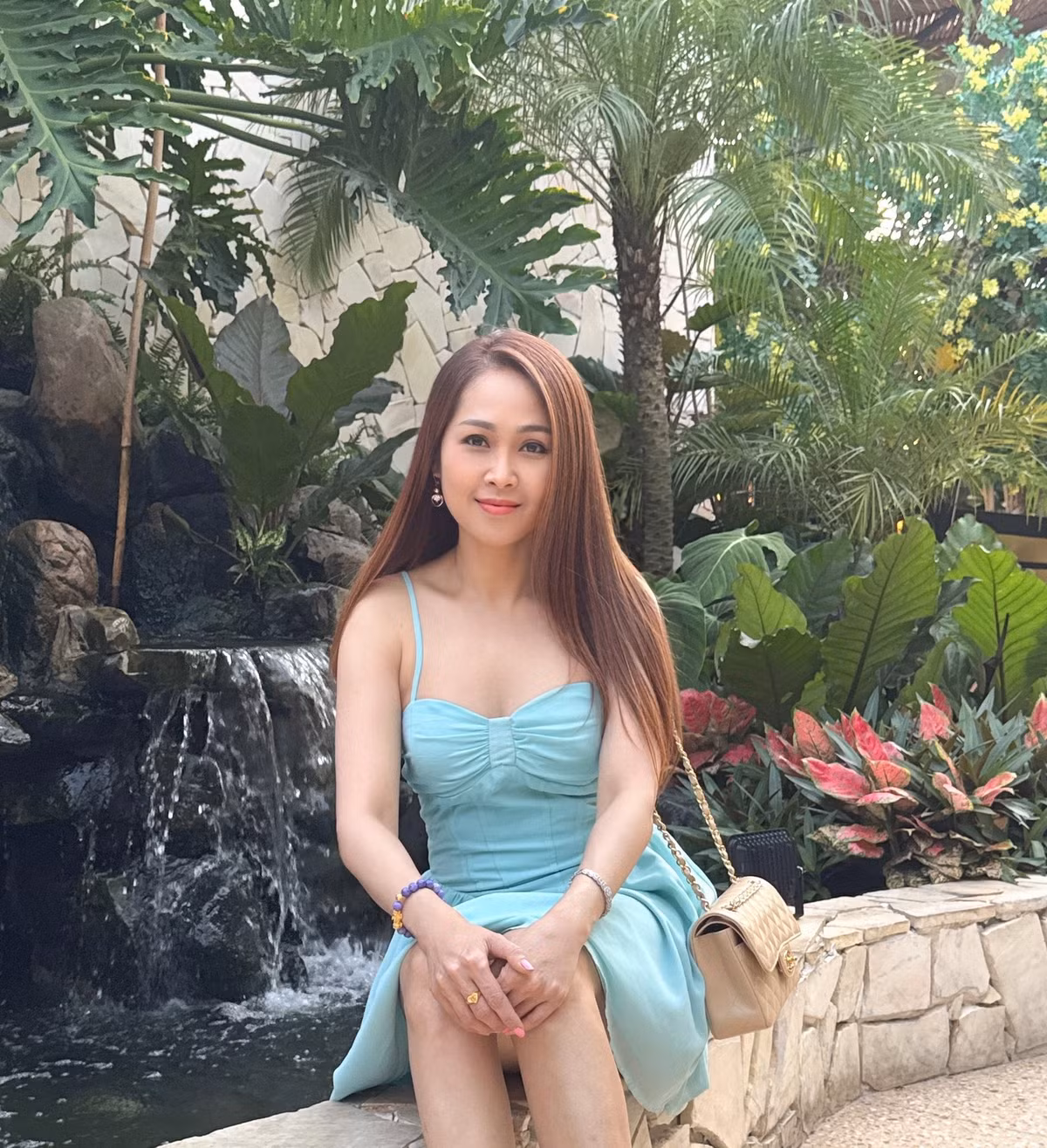 Ngoài ra, nữ diễn viên còn có nguồn thu nhập ổn định từ việc cho thuê bất động sản ở Việt Nam và được ba của con gái chủ động hỗ trợ kinh tế.