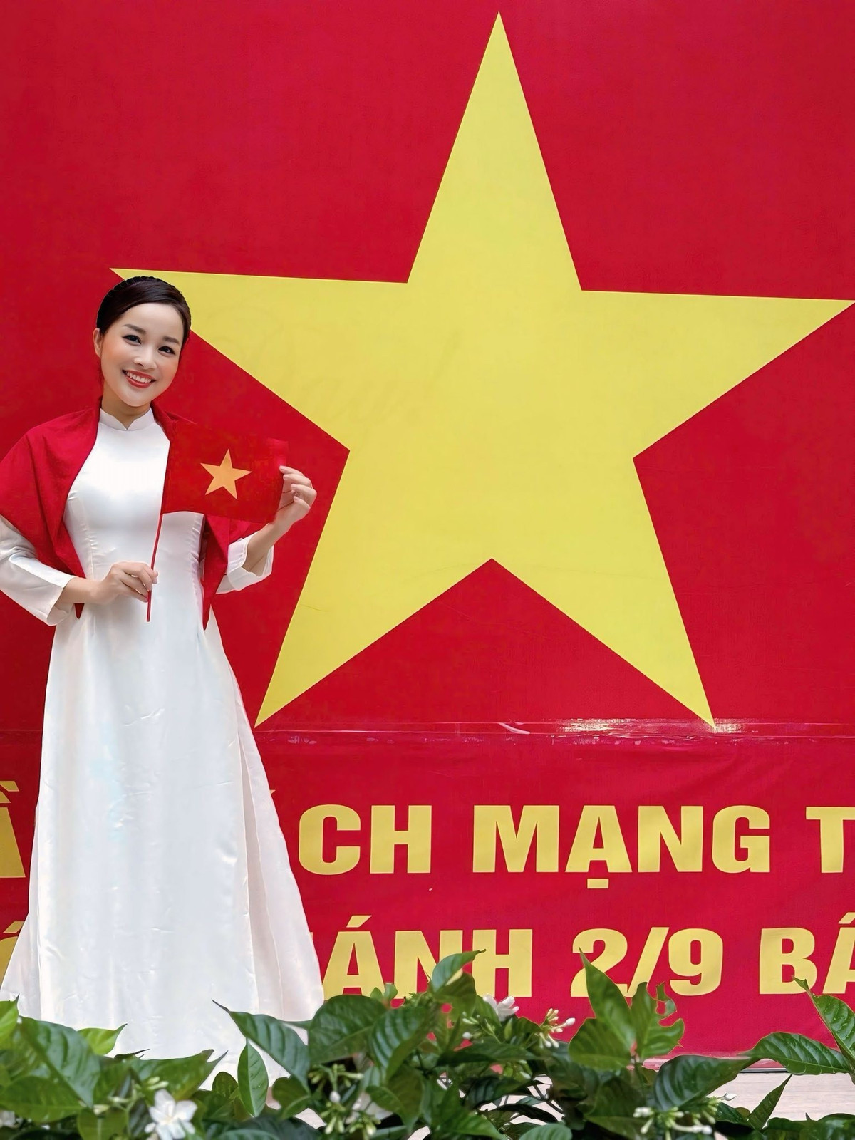 Minh Hương rạng rỡ trong bộ ảnh mừng Quốc khánh. Ảnh: FB Le Minh Huong
