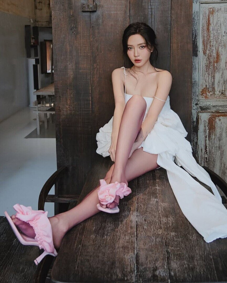 Điểm nổi bật nhất trên gương mặt Bích Phương chính là sống mũi cao thanh thoát và đôi mắt sắc sảo.