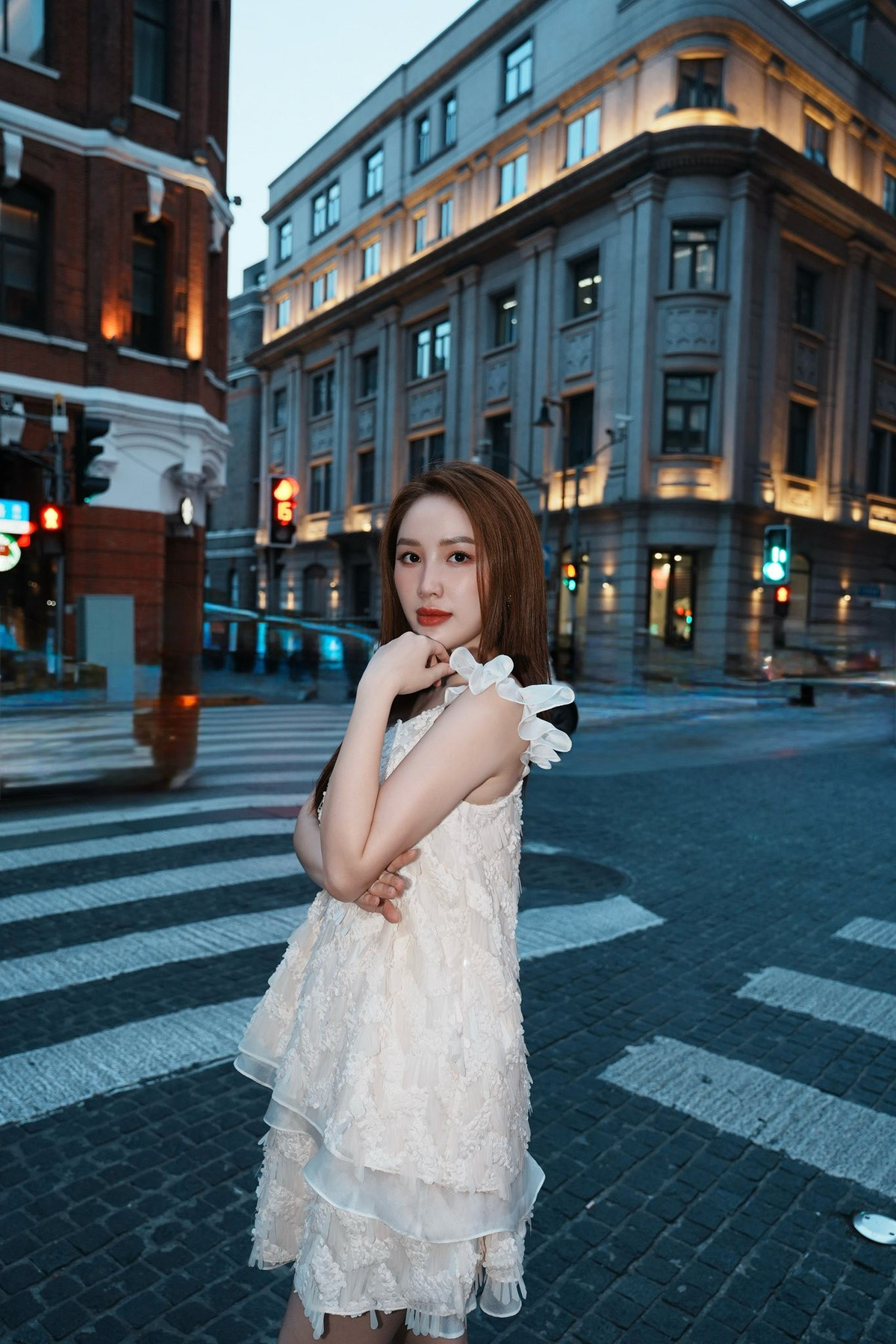 Ca sĩ Bảo Thy chụp ảnh trên đường phố Thượng Hải, Trung Quốc. Ảnh: FB Bảo Thy