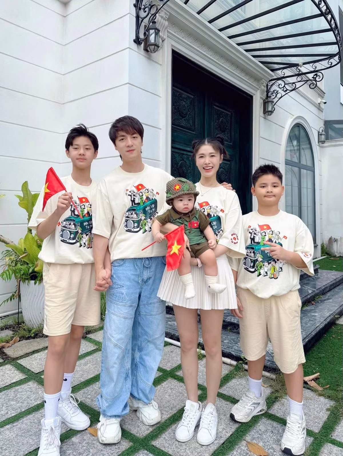 Gia đình Đăng Khôi diện đồng phục đồng điệu, hòa chung niềm vui lớn của đất nước. Ảnh: FB Dang Khoi Nguyen