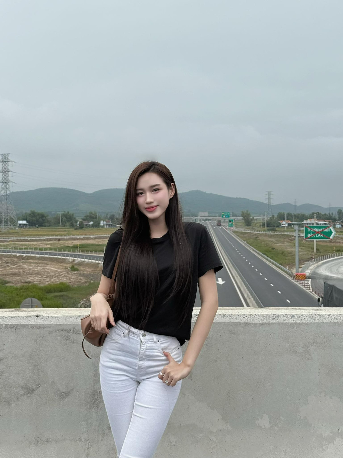 Hoa hậu Đỗ Thị Hà khoe bức ảnh check-in đời thường ở Nha Trang, Khánh Hòa cùng dòng trạng thái: "Test lại tay nghề". Ảnh: FB Đỗ Thị Hà