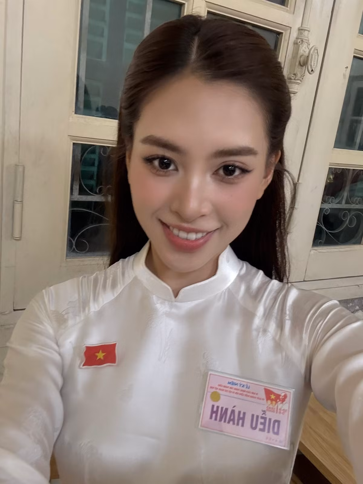 Hoa hậu Tiểu Vy diện áo dài trắng trong buổi tổng duyệt diễu binh, diễu hành A80. Ảnh: FB Trần Tiểu Vy