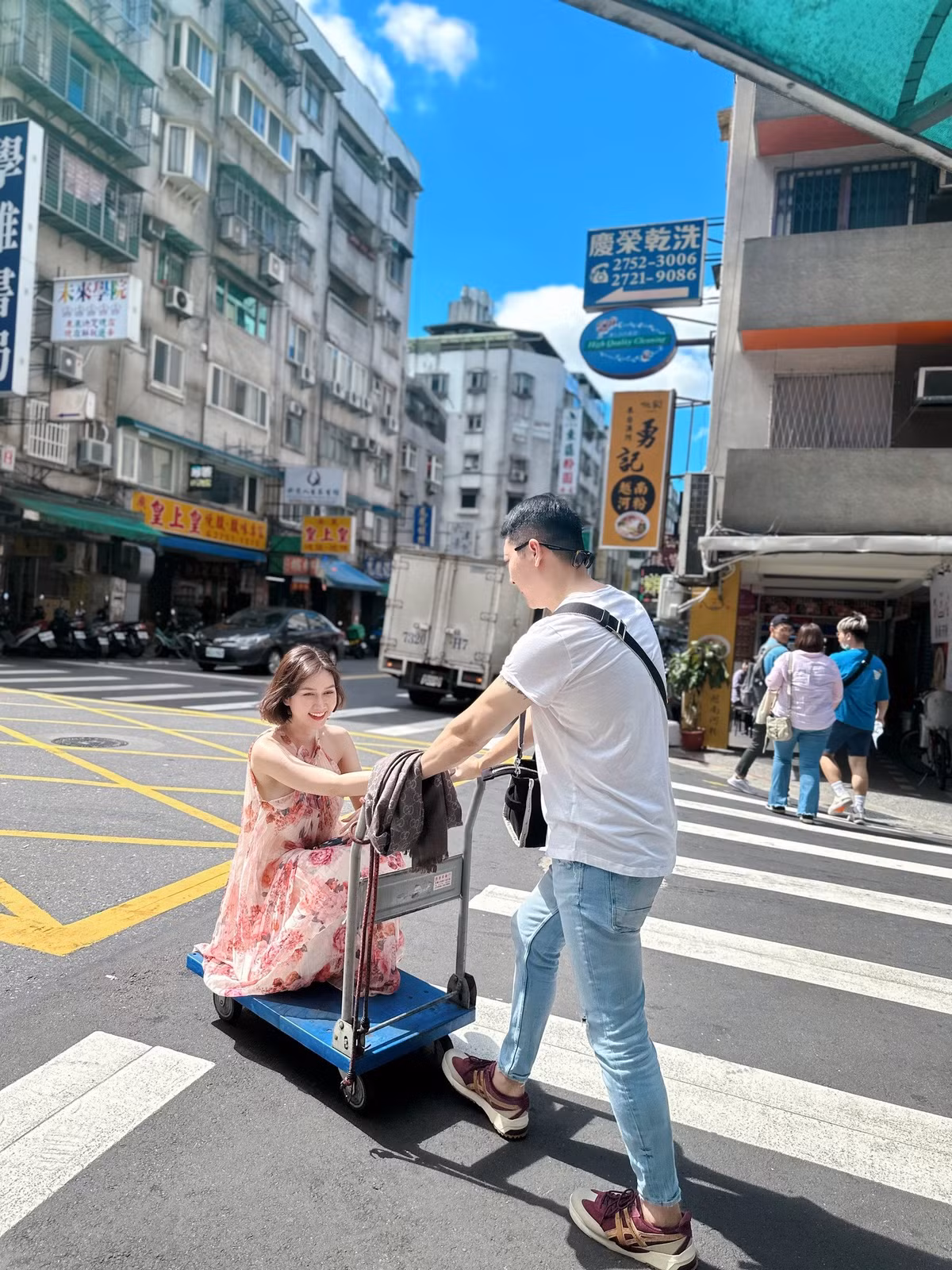 Bên cạnh công việc, họ thường có những chuyến du lịch trong và ngoài nước cùng nhau.