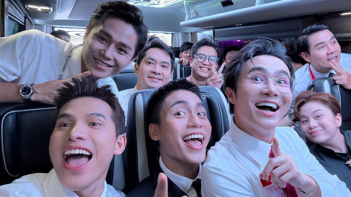 Dàn sao Việt chụp ảnh kỷ niệm hài hước. Ảnh: FB Tran Quoc Thien