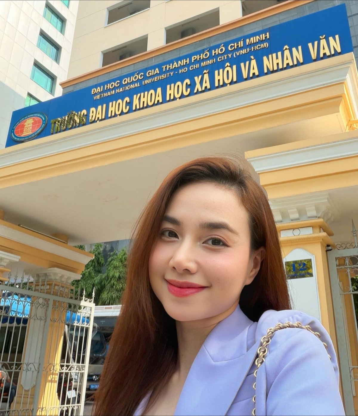 Diễn viên Đinh Ngọc Diệp selfie trước cổng trường cũ Đại học Khoa học, Xã hội &amp; Nhân văn TPHCM, bày tỏ nỗi nhớ thời sinh viên. Ảnh: FB Dinh Ngoc Diep