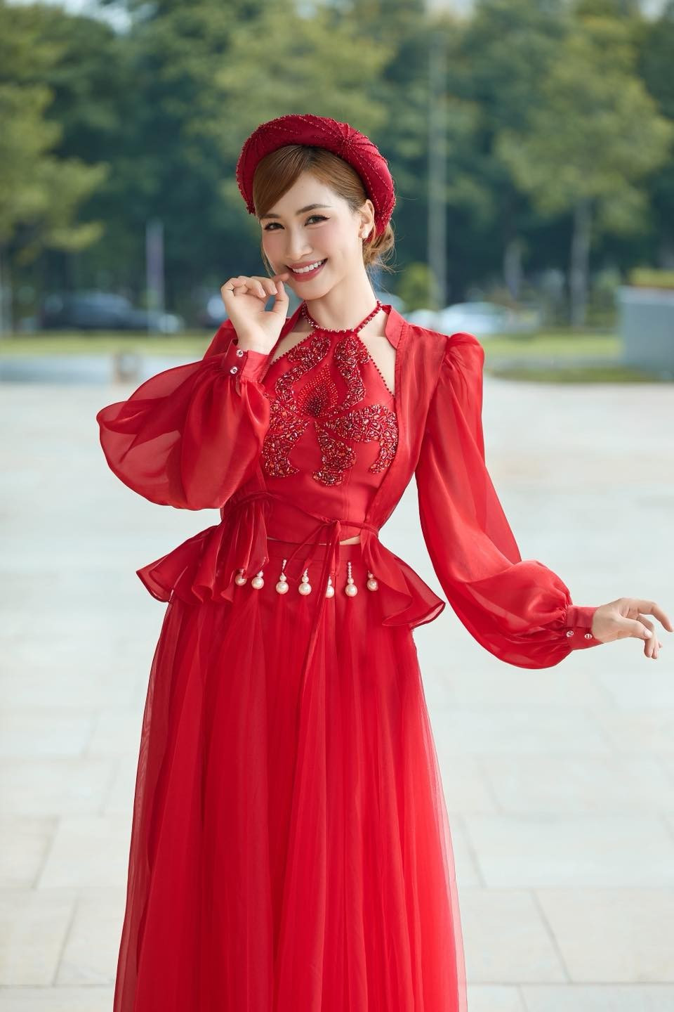 Tin tức sao Việt 19/10: Hoà Minzy diện trang phục đỏ rực rỡ tất bật chạy show cuối tuần. Ảnh: FB Hòa Minzy