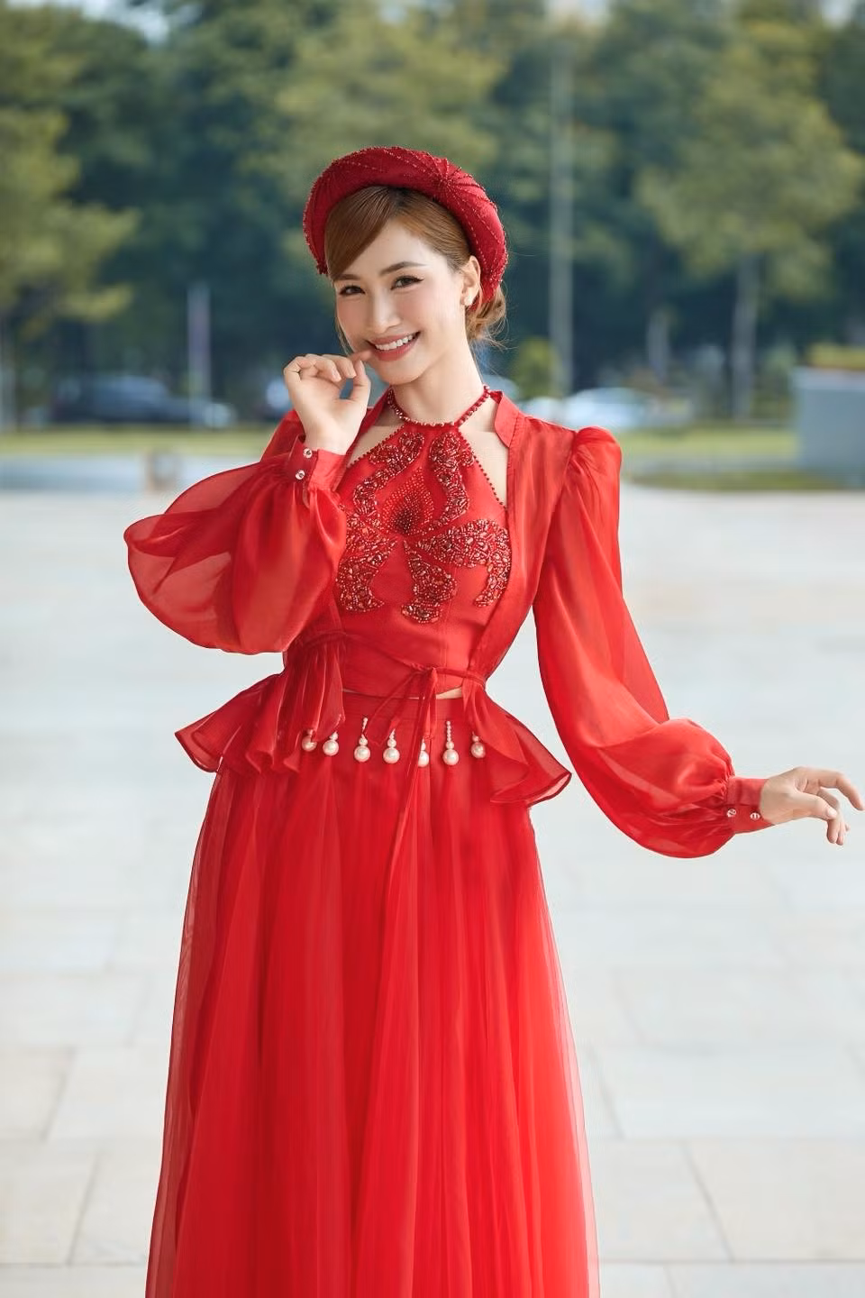 Tin tức sao Việt 19/10: Hoà Minzy diện trang phục đỏ rực rỡ tất bật chạy show cuối tuần. Ảnh: FB Hòa Minzy