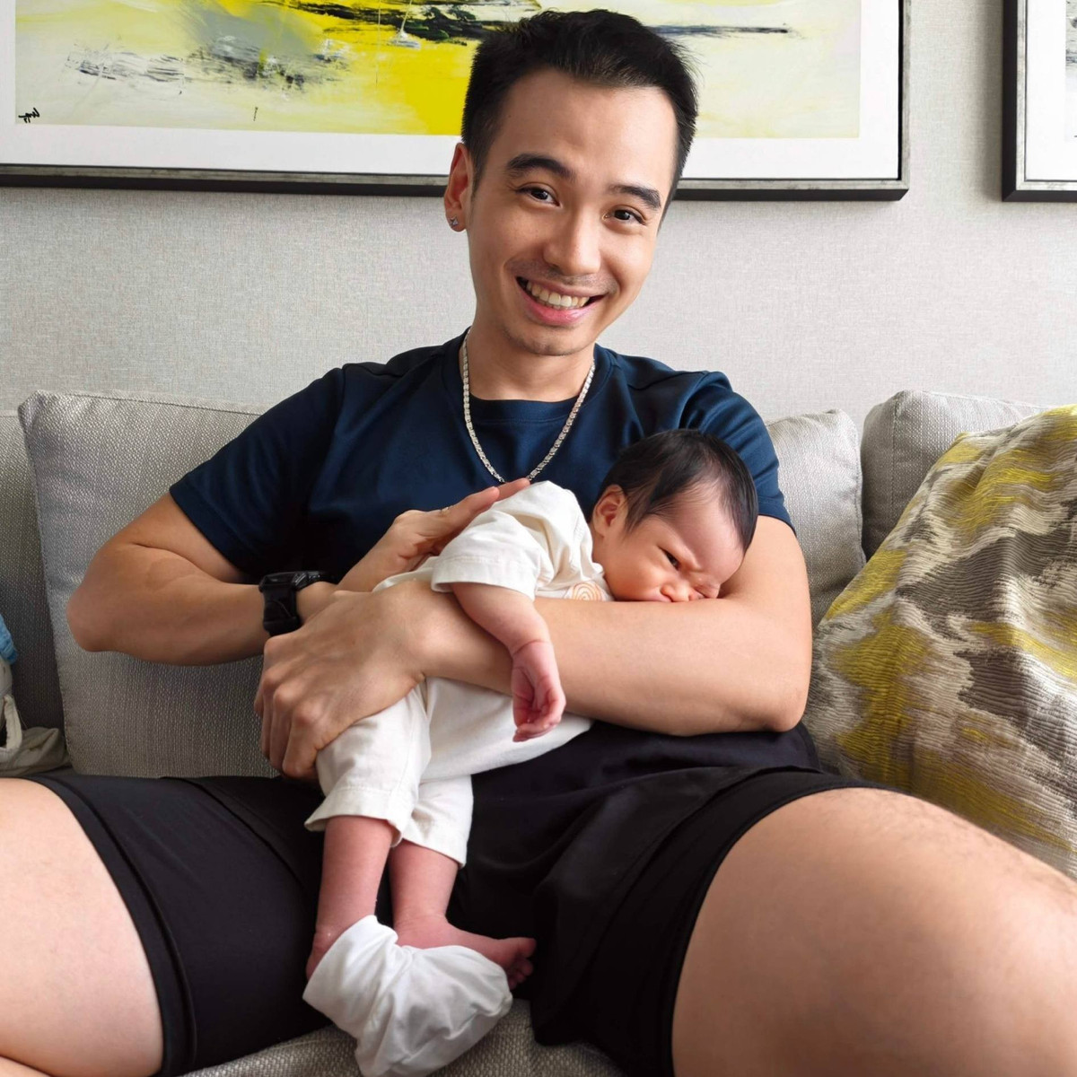 Nhiếp ảnh gia Tuấn Khôi - ông xã hoa hậu H'Hen Niê thu hút hàng nghìn lượt "thích" khi đăng những khoảnh khắc vụng về bế con gái Harley. Ảnh: FB Tuấn Khôi