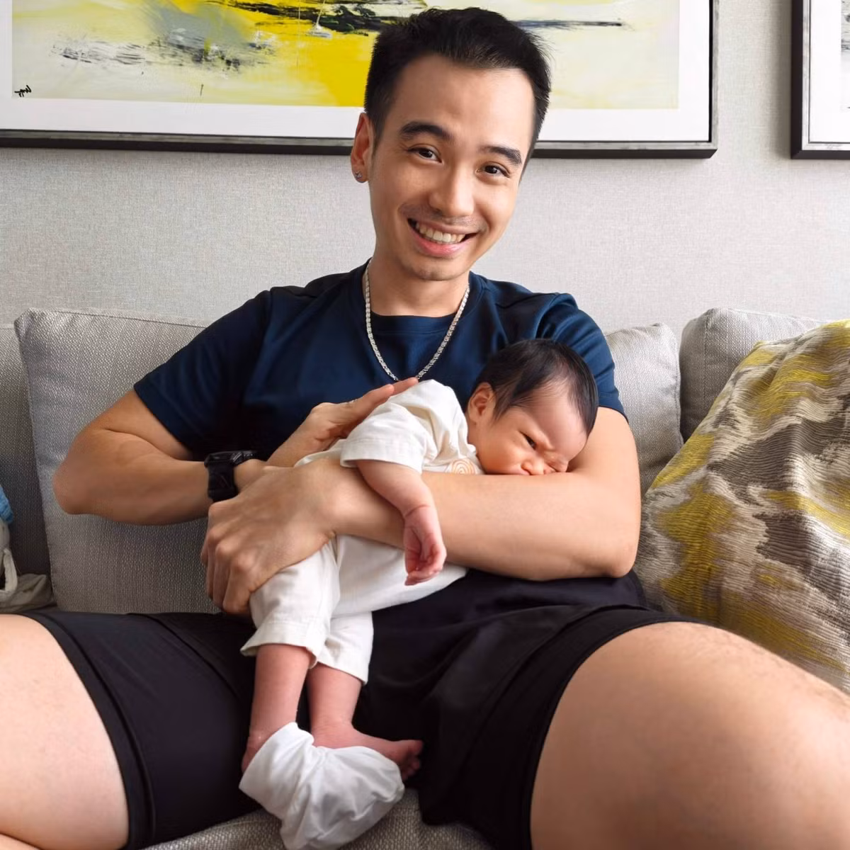 Nhiếp ảnh gia Tuấn Khôi - ông xã hoa hậu H'Hen Niê thu hút hàng nghìn lượt "thích" khi đăng những khoảnh khắc vụng về bế con gái Harley. Ảnh: FB Tuấn Khôi