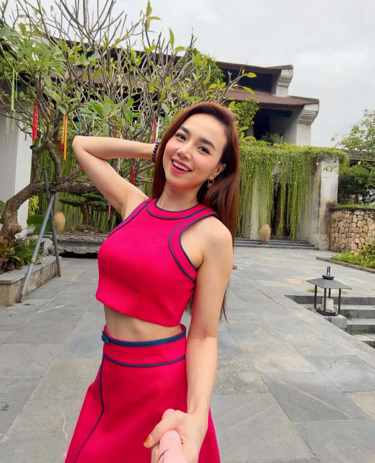 Gương mặt rạng rỡ, làn da trắng sáng không tì vết cùng nụ cười tươi tắn giúp cô ghi điểm tuyệt đối trong mắt người hâm mộ.