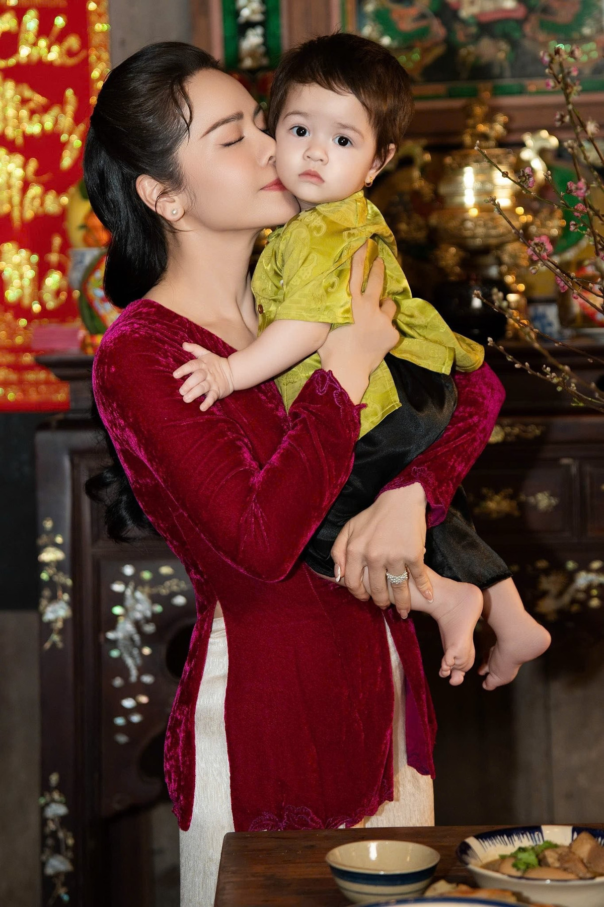 Diễn viên, ca sĩ Nhật Kim Anh chụp hình Tết bên con gái Julia. Ảnh: FB Nhật Kim Anh