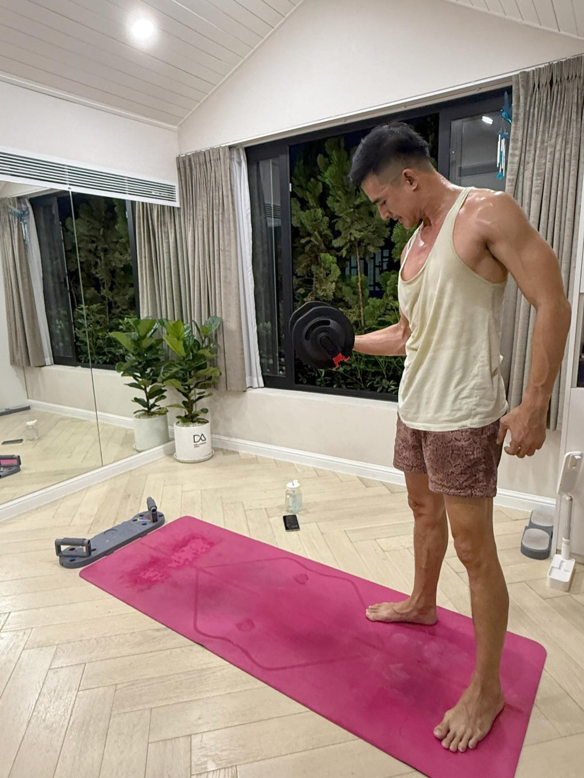 Diễn viên Thúy Diễm đăng ảnh ông xã - diễn viên Lương Thế Thành tập luyện tại nhà. Ảnh: FB Nguyễn Ngọc Thuý Diễm