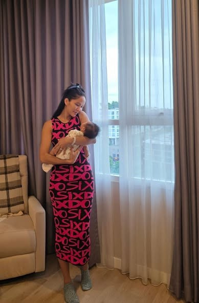 Tin tức sao Việt 13/11: Hoa hậu H'Hen Niê ôm con gái chụp ảnh, khoe vóc dáng thon gọn sau sinh. Ảnh: FB H'Hen Niê