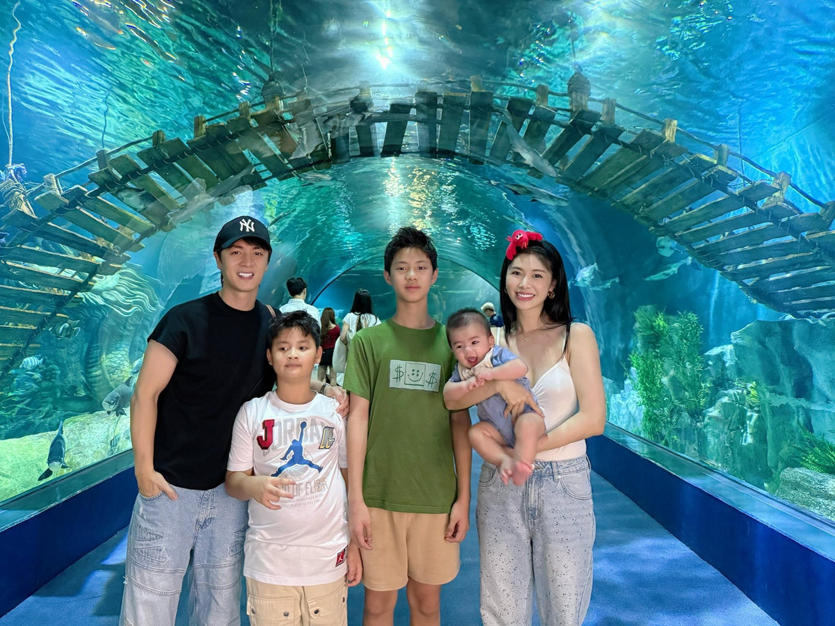 Vợ chồng Đăng Khôi đưa các con đi chơi thuỷ cung. Ảnh: FB Thuy Anh Le