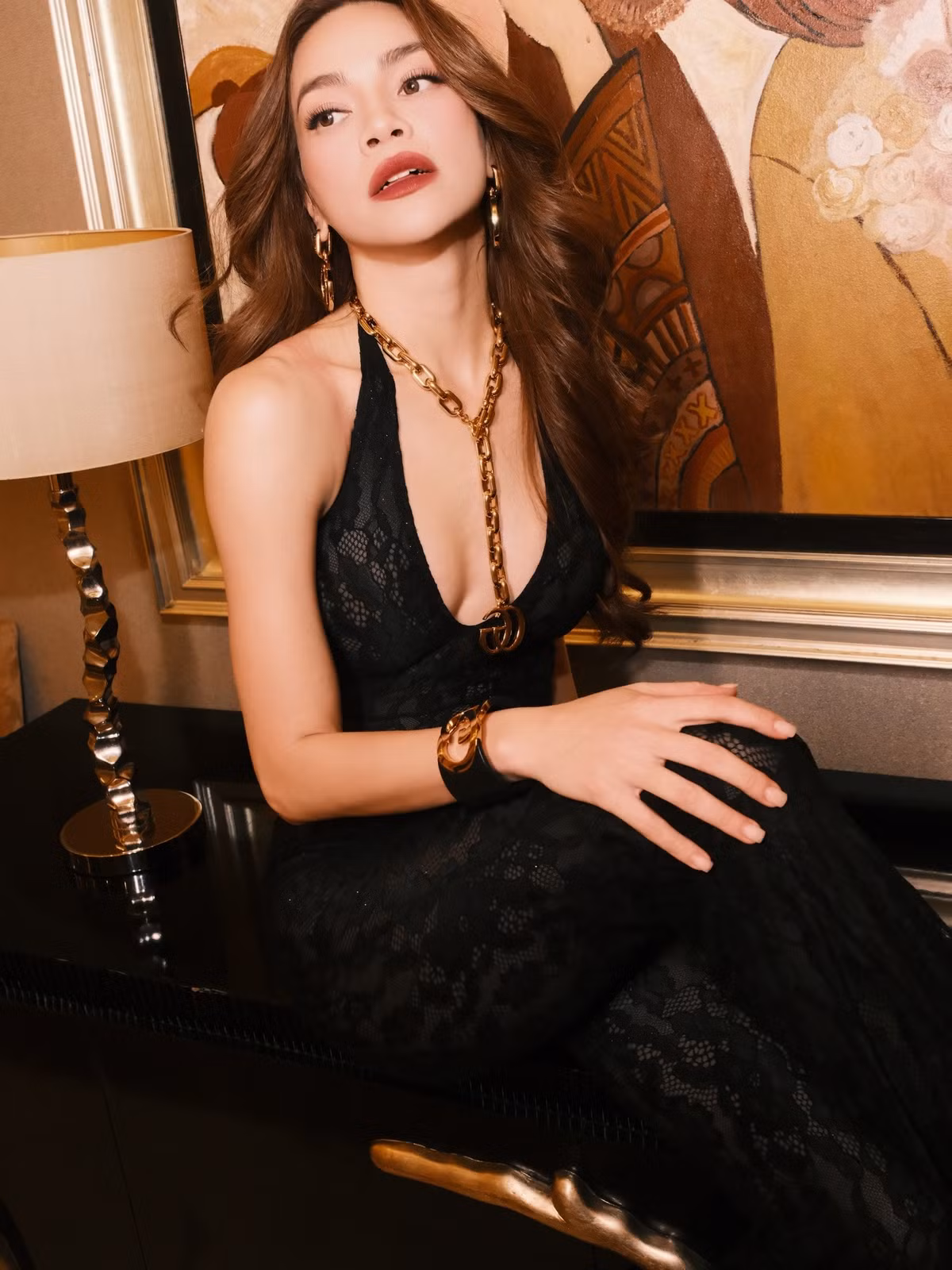 Khi những hình ảnh này được Hồ Ngọc Hà chia sẻ trên trang cá nhân, đông đảo bạn bè và khán giả đã bày tỏ sự ngưỡng mộ trước vóc dáng ấn tượng của bà mẹ ba con.