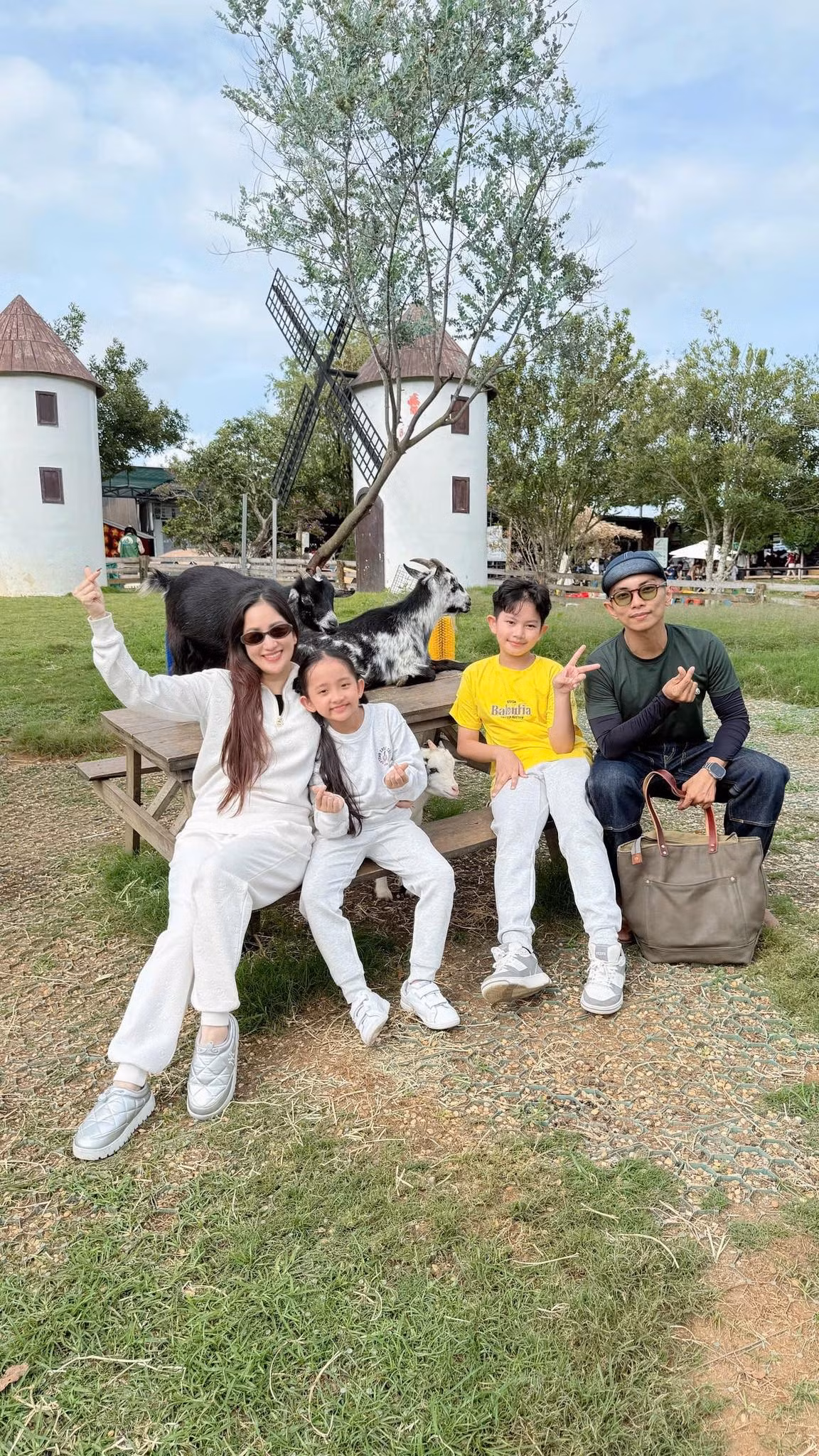 Khánh Thi - Phan Hiển đưa con đi Đà Lạt trước năm học mới. Ảnh: FB Khanh Thi Phan Hien