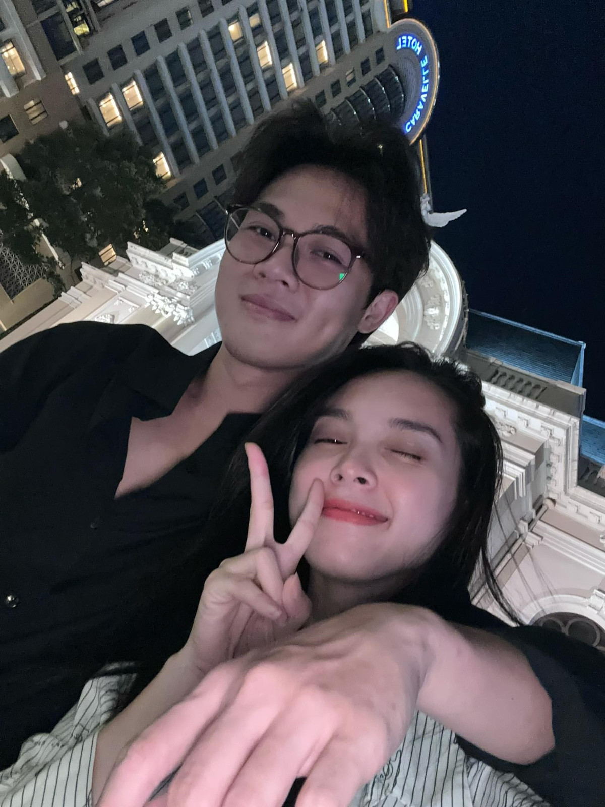 Quỳnh Lương nhí nhảnh tạo dáng bên ông xã. Ảnh: FB Quỳnh Lương