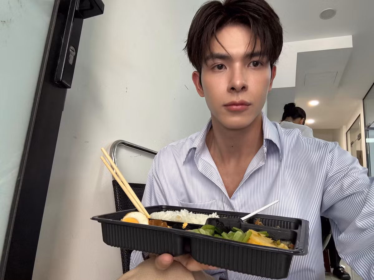 Không ít netizen còn thẳng thắn cho rằng Denis Đặng “xuống sắc thấy rõ” so với những hình ảnh long lanh ngoài đời.