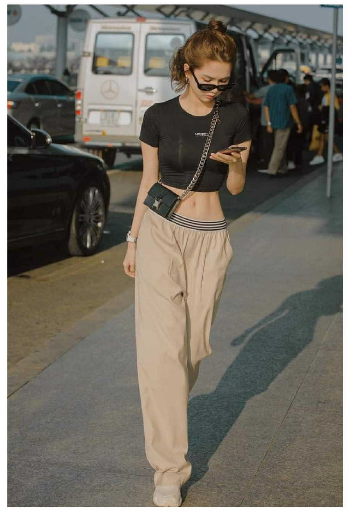 Phong cách “bị chụp lén” của Ngọc Trinh khi ấy gây sốt không chỉ vì sự tự nhiên mà còn bởi visual nổi bật.