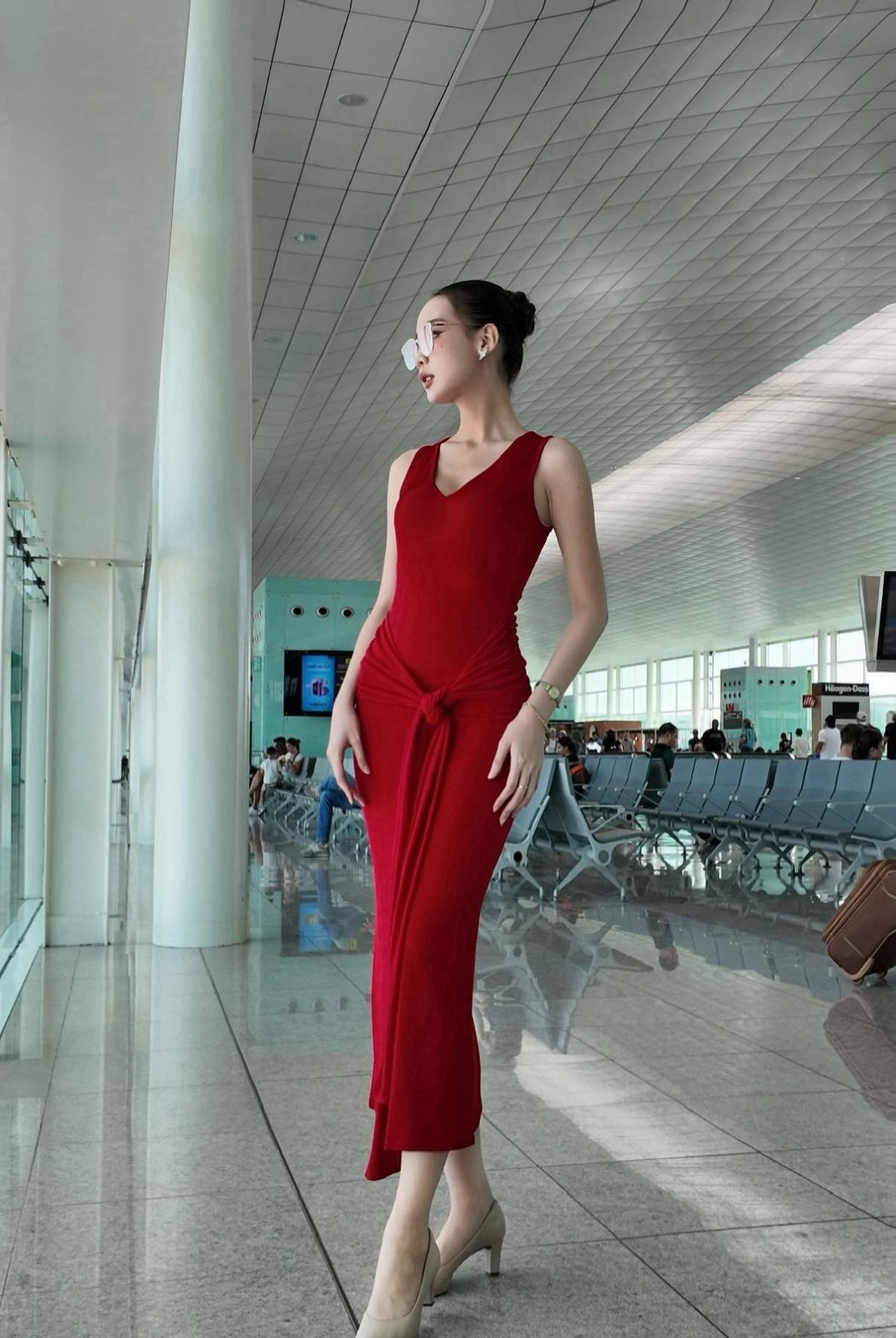 Hoa hậu Lê Nguyễn Bảo Ngọc mặc đầm đỏ ôm sát, tạo dáng chụp ảnh ở sân bay. Ảnh: FB Lê Nguyễn Bảo Ngọc