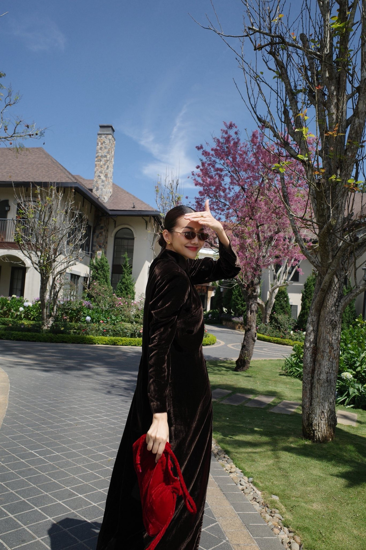 Siêu mẫu Thanh Hằng khoe dáng bên mai anh đào ở Đà Lạt. Ảnh: FB Thanh Hằng