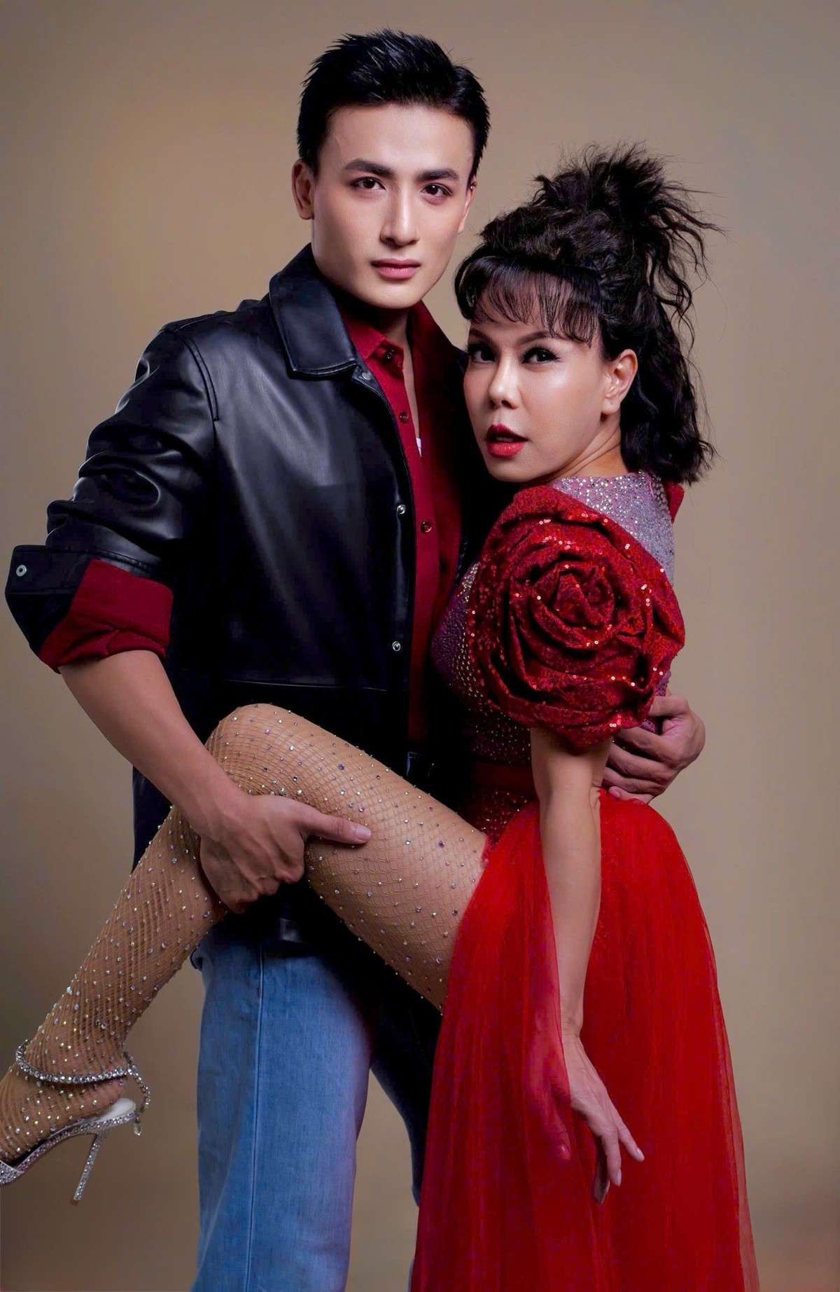 Tin tức sao Việt 14/1: Diễn viên Việt Hương khoe khiêu vũ với trai trẻ trong vở kịch mới. Ảnh: FB Việt Hương