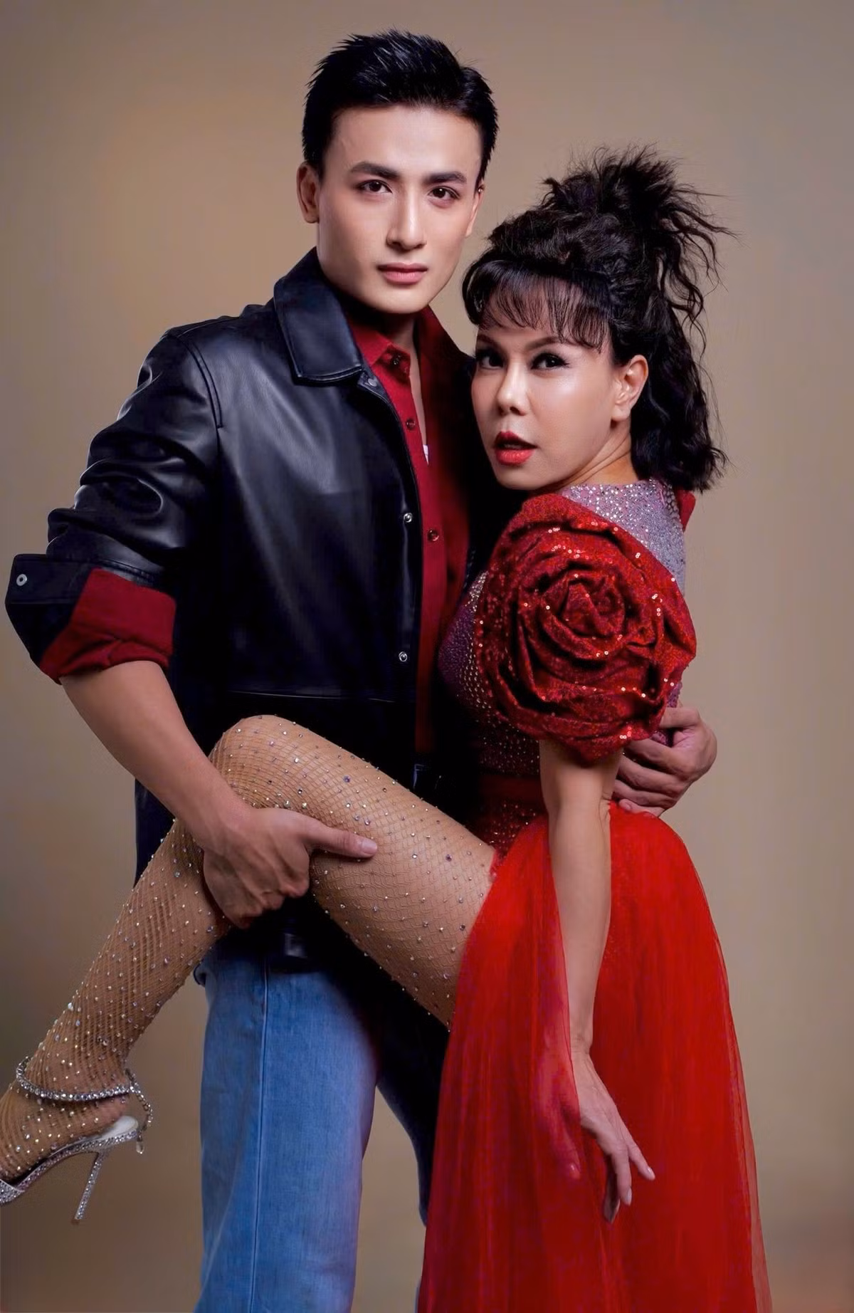 Tin tức sao Việt 14/1: Diễn viên Việt Hương khoe khiêu vũ với trai trẻ trong vở kịch mới. Ảnh: FB Việt Hương