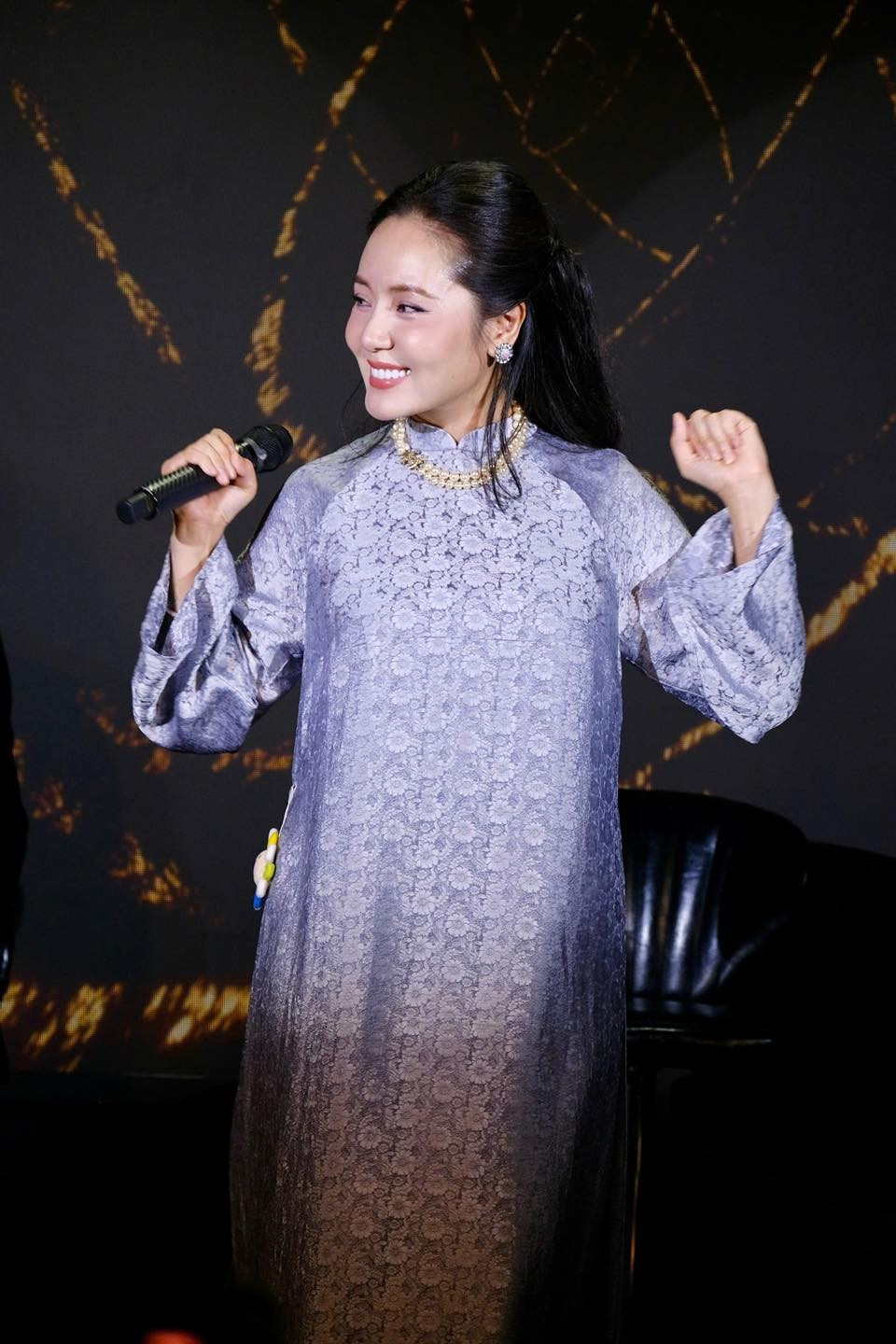 Ca sĩ Phương Linh mặc áo dài biểu diễn trên sân khấu. Ảnh: FB Tran Phuong Linh