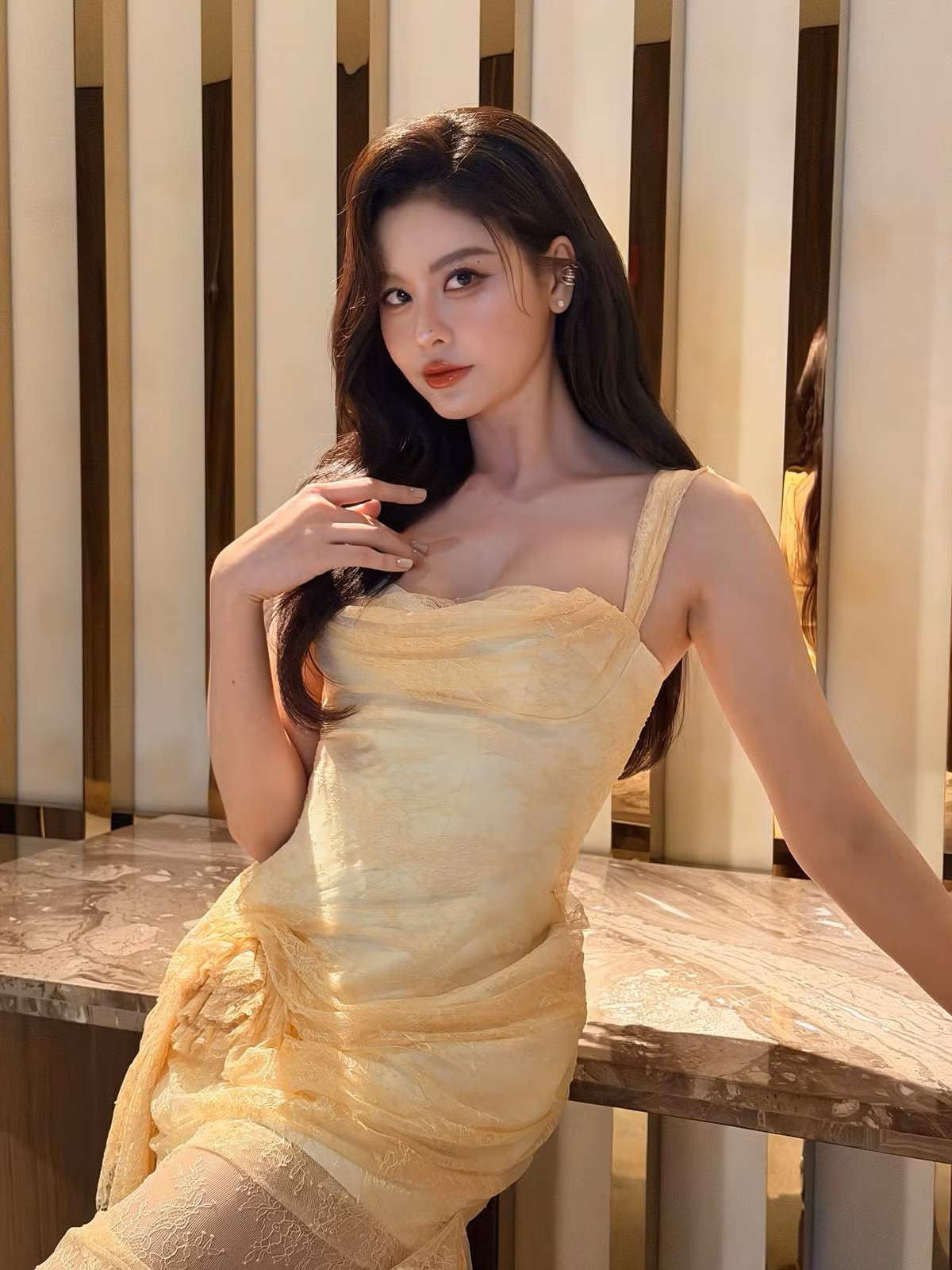 Không chỉ chú trọng vẻ ngoài, nữ nghệ sĩ còn duy trì lối sống lành mạnh để giữ gìn sắc vóc.