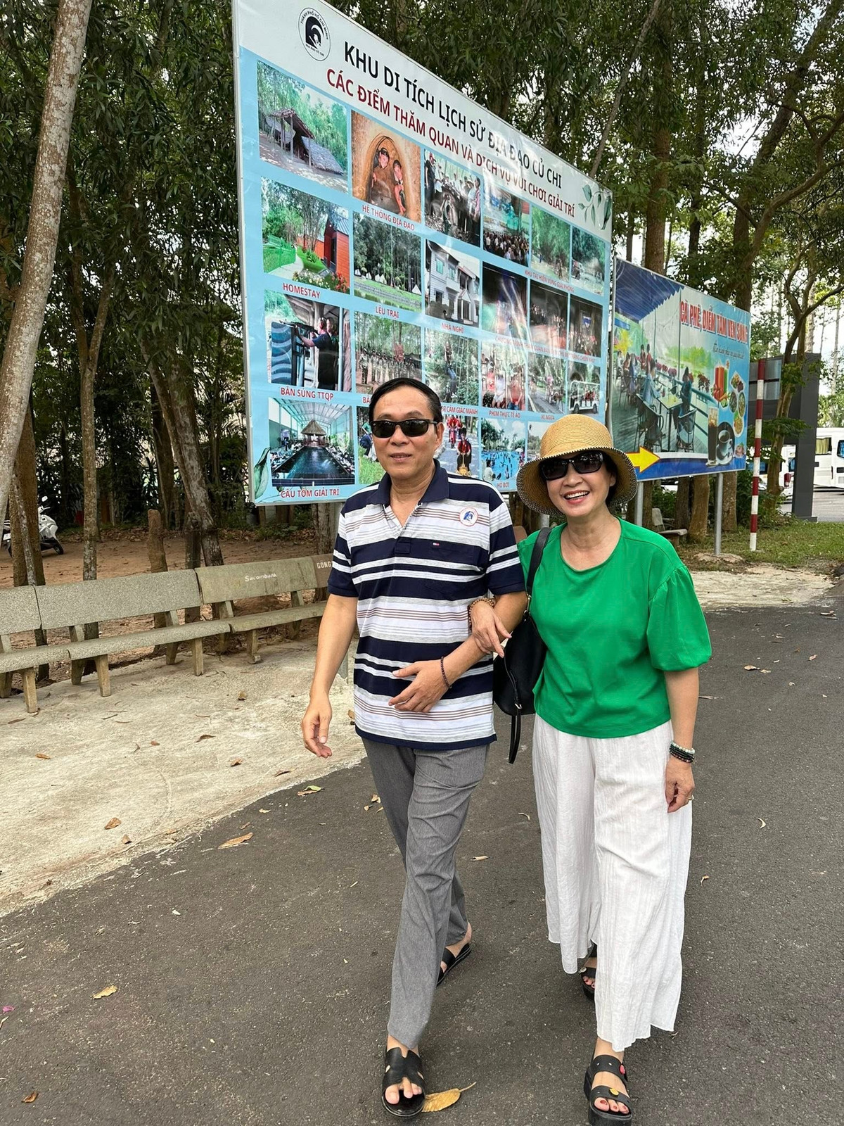 Vợ chồng nghệ sĩ Lan Hương - Đỗ Kỷ cùng nhau tham quan địa đạo Củ Chi. Ảnh: FB Lan Hương Bông