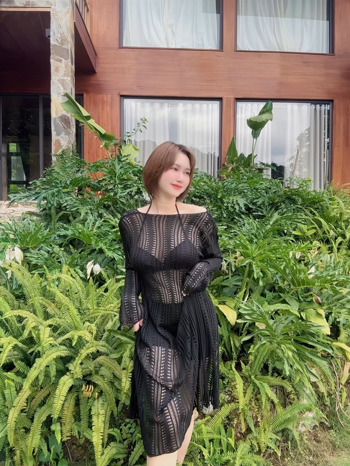 Nữ diễn viên Hương Giang mới đây khoe vóc dáng đẹp với bikini và áo choàng cách điệu. Nhiều người ngạc nhiên vì cô đã "về dáng" nhanh chỉ sau ít tháng sinh em bé. Ảnh: FB Nguyễn Hương Giang