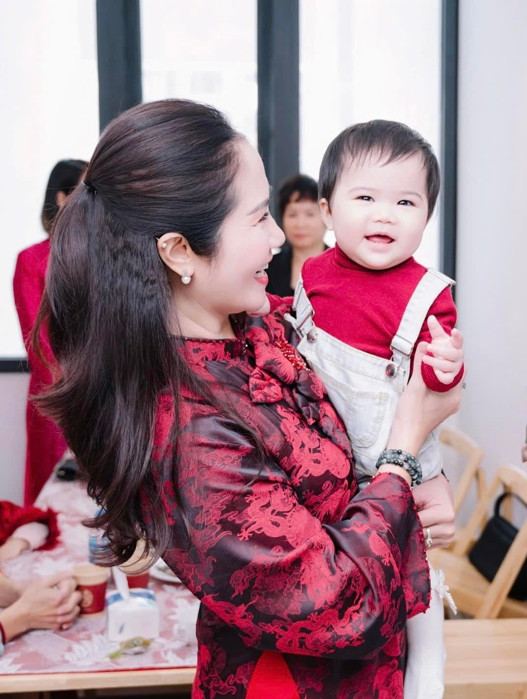 Diễn viên Nguyệt Hằng đăng ảnh hạnh phúc bên cháu ngoại. Ảnh: FB Nguyệt Hằng Cao