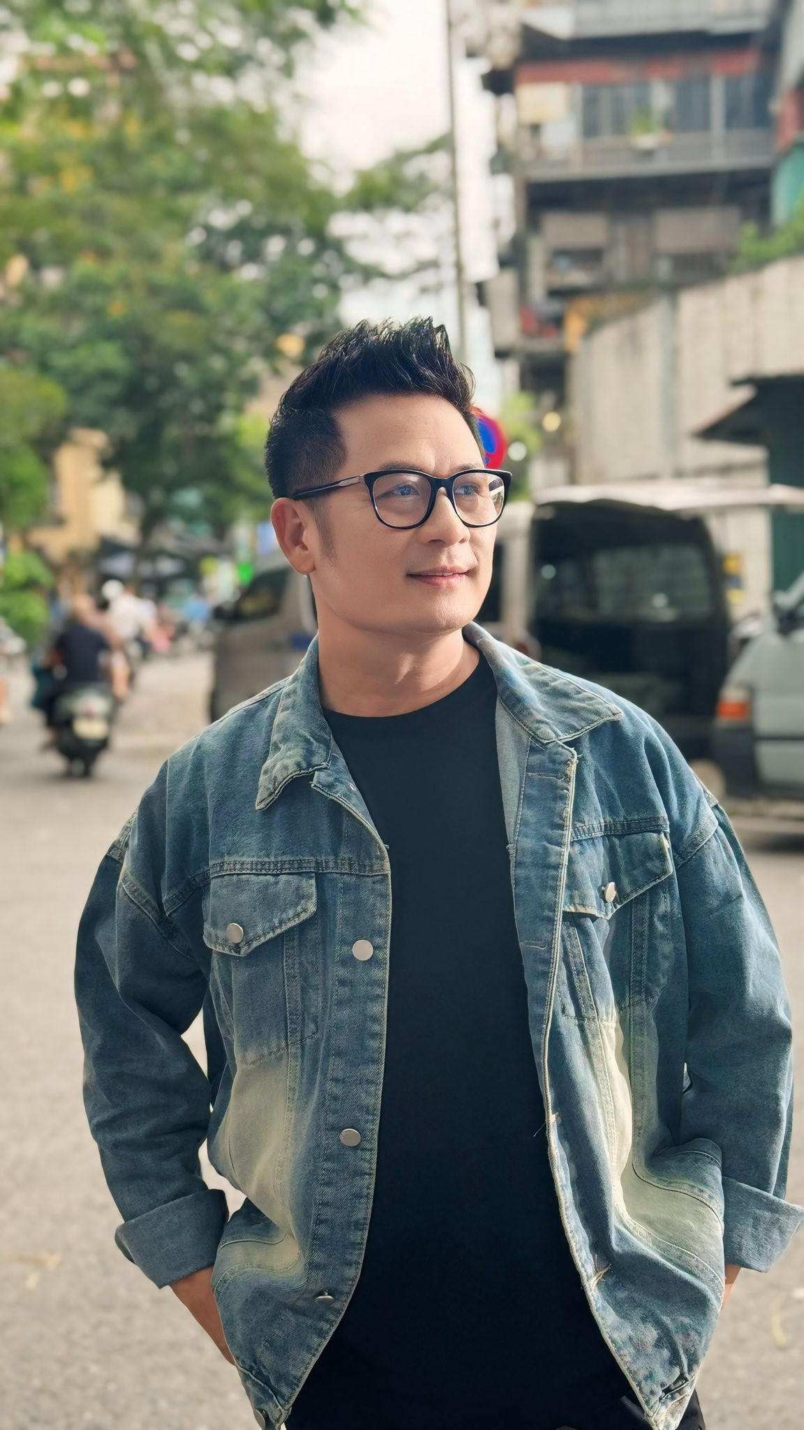 Ca sĩ Bằng Kiều tận hưởng thời tiết dễ chịu của Hà Nội. Ảnh: FB Nguyen Bang Kieu