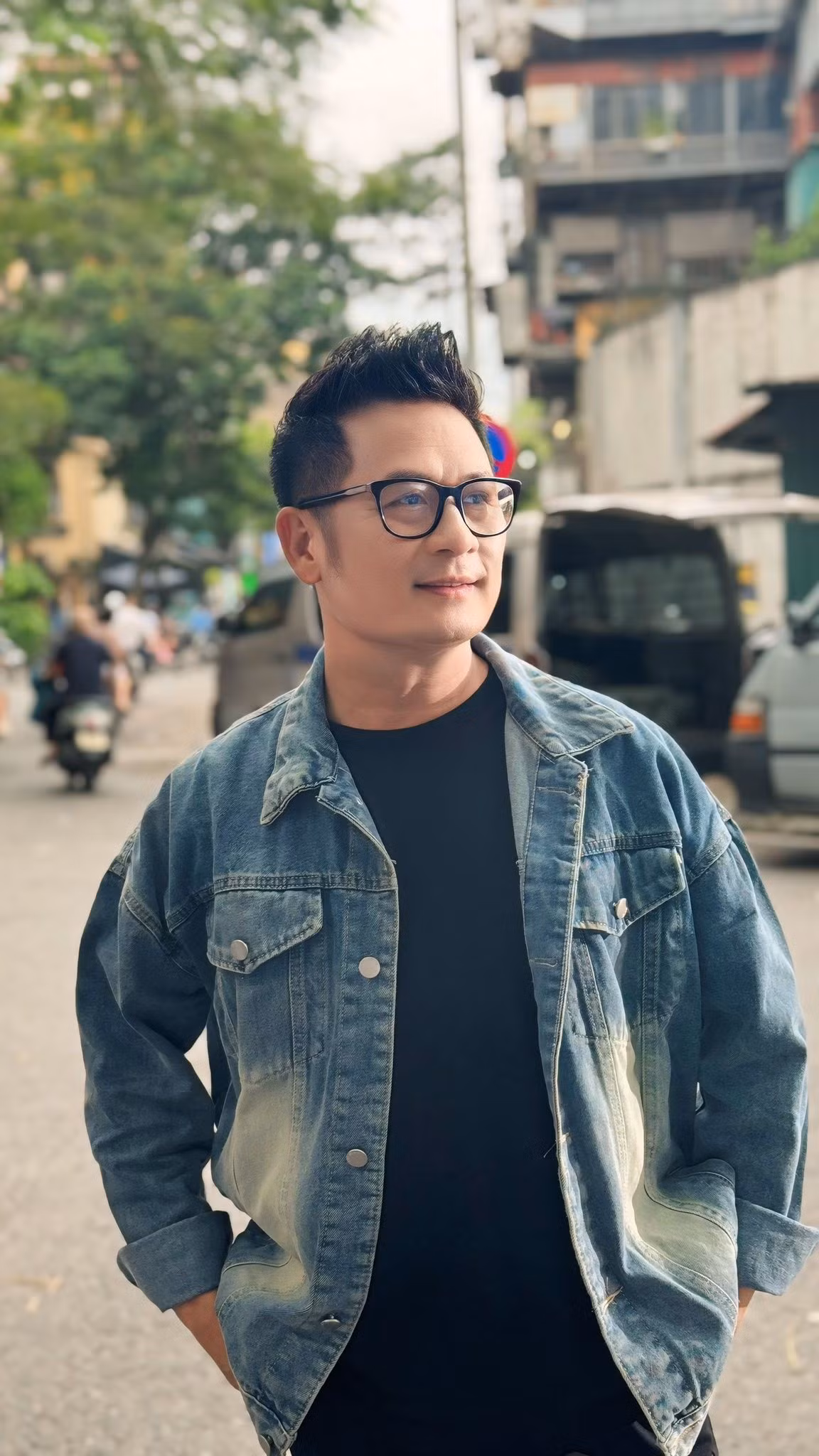 Ca sĩ Bằng Kiều tận hưởng thời tiết dễ chịu của Hà Nội. Ảnh: FB Nguyen Bang Kieu