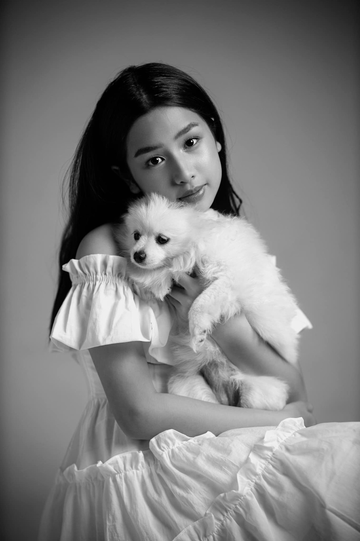 Mina để tóc dài, ưa chuộng phong cách thời trang thoải mái, năng động với áo phông, quần jeans, hoodie… rất đúng lứa tuổi.