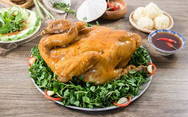 Gà hấp nước mắm: Gà ướp nước mắm ngon, hành, gừng và đường. Hấp cách thủy để giữ trọn độ ngọt tự nhiên của thịt.