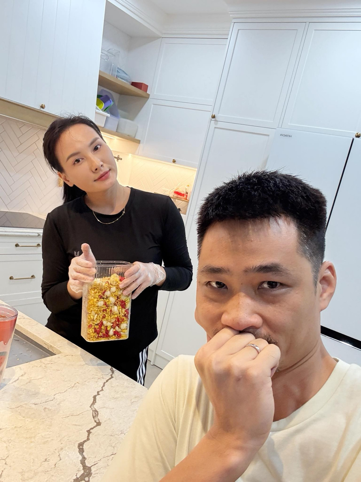Diễn viên Bảo Thanh kể bị ông xã "gài" vào bếp muối cà - món ăn yêu thích của anh. Ảnh: FB Bảo Thanh