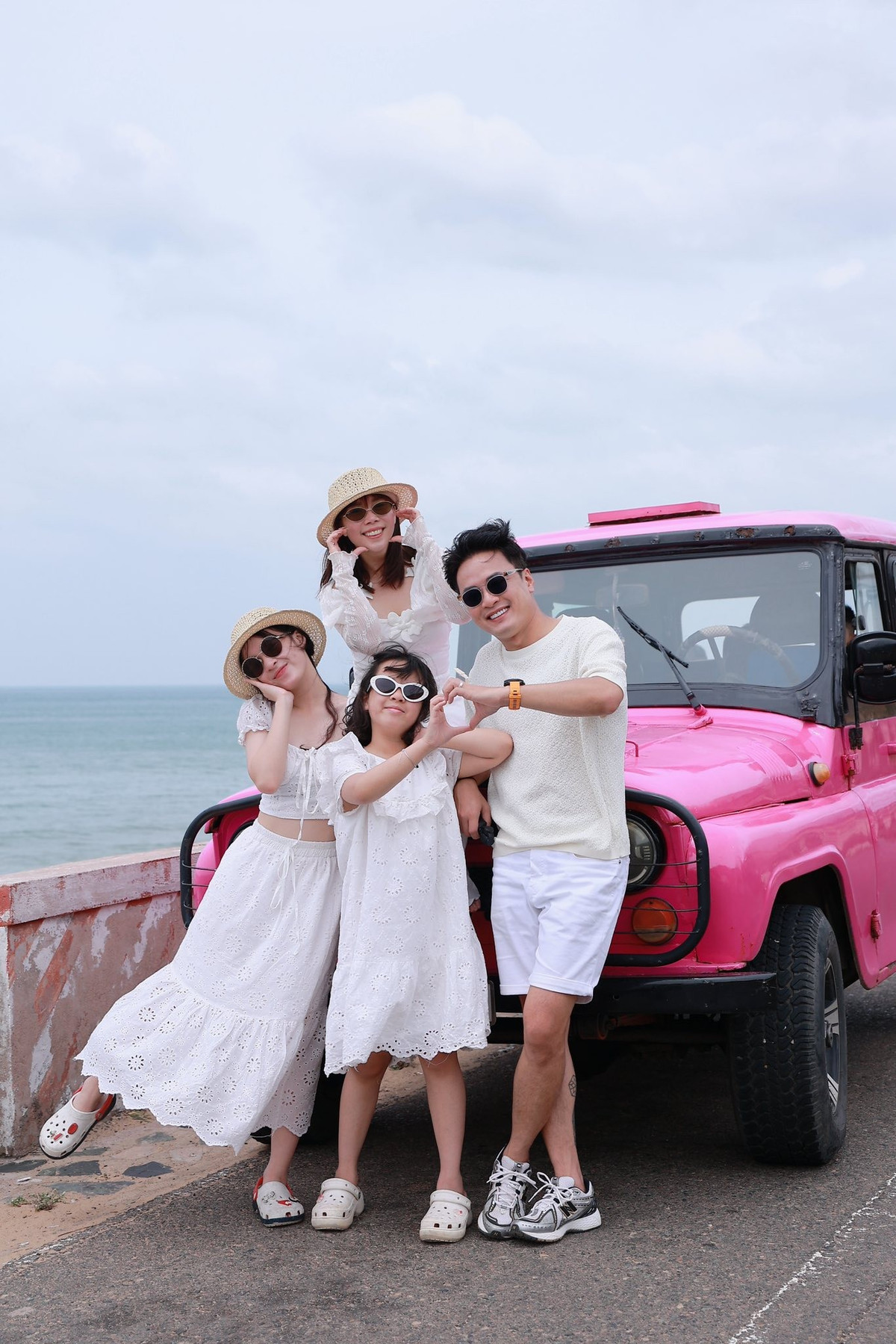 Cả hai thường xuyên chia sẻ những khoảnh khắc đời thường như các chuyến du lịch gia đình hay hình ảnh cùng nhau quản lý công việc. Dù không còn xuất hiện dày đặc trong các dự án phim truyền hình, anh vẫn giữ được sự quan tâm của khán giả nhờ hình ảnh người chồng, người cha trách nhiệm.