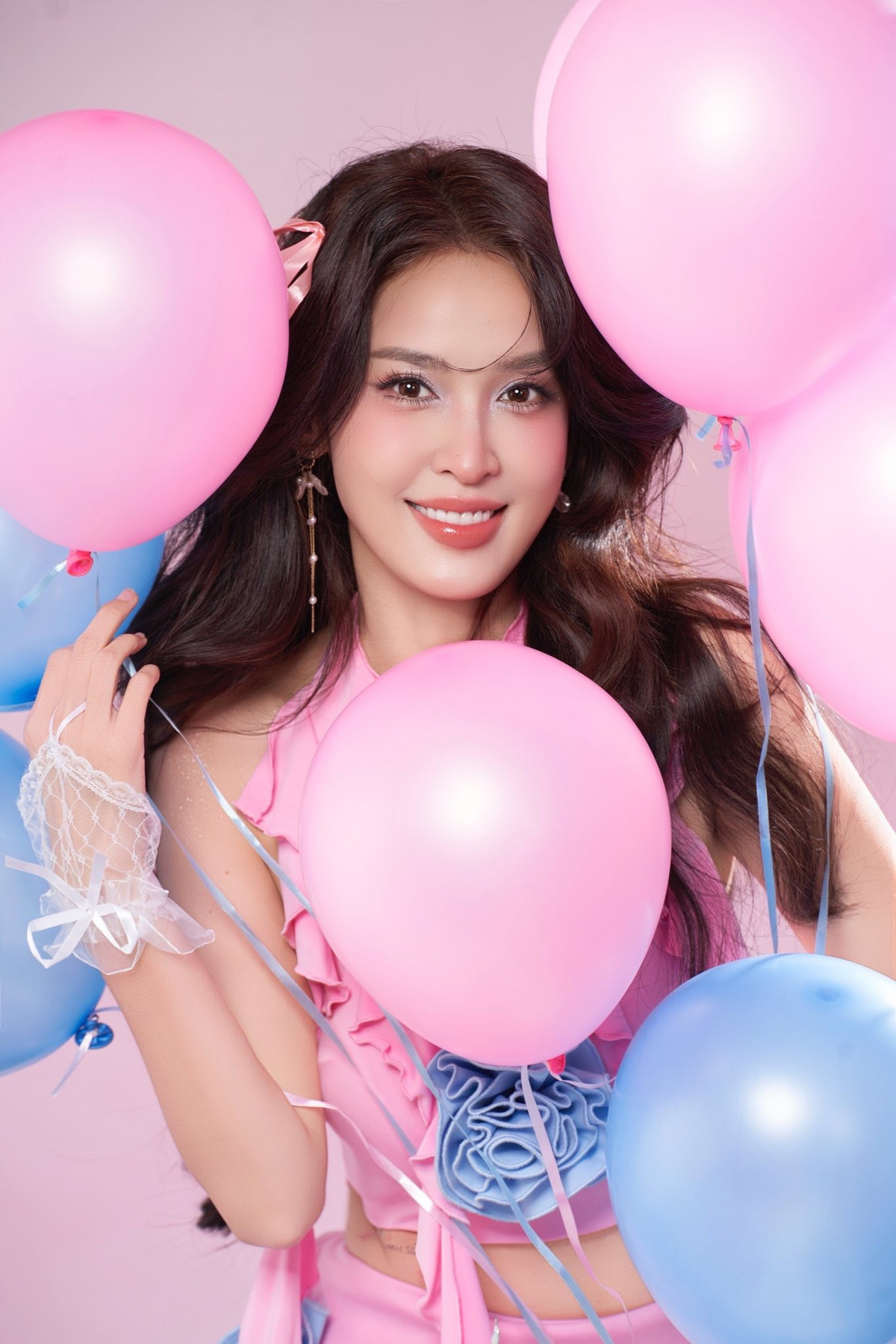 Lê Tú Vi đã thực hiện một bộ ảnh đặc biệt để kỷ niệm sinh nhật tuổi 40. Không gian chụp được trang trí ngập tràn bóng bay, nến và bánh sinh nhật.