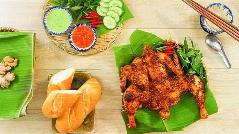 Gà nướng muối ớt: Gà được ướp muối ớt, tỏi, sả và chút mật ong cho dậy mùi. Sau đó nướng than hoặc nồi chiên không dầu đến khi da vàng giòn, thịt mềm ngọt.