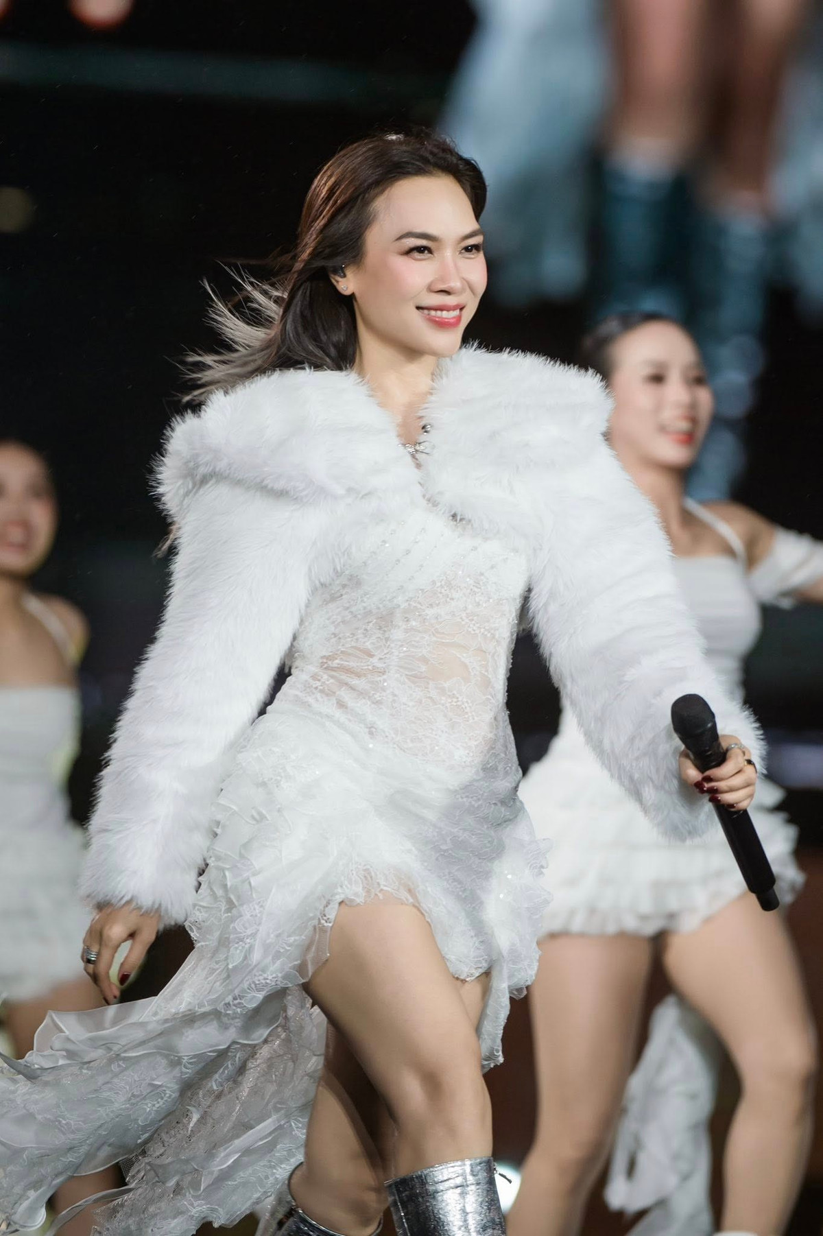 Mỹ Tâm còn ghi điểm nhờ lối trang điểm nhẹ nhàng, trong trẻo theo phong cách Hàn Quốc. Cô ưu tiên lớp nền mỏng, căng bóng, tôn lên làn da sáng khỏe vốn có. Chính sự tối giản này giúp nhan sắc của nữ ca sĩ thêm phần tự nhiên, không bị “cứng tuổi” như nhiều phong cách make-up đậm.