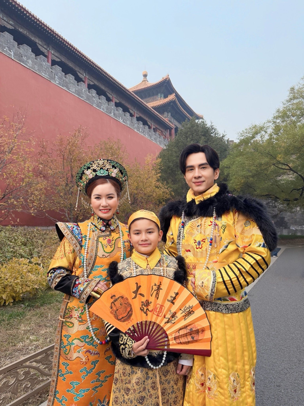 Ca sĩ Đan Trường cùng vợ cũ và con trai du lịch Trung Quốc. Ảnh: FB Dan Truong Pham